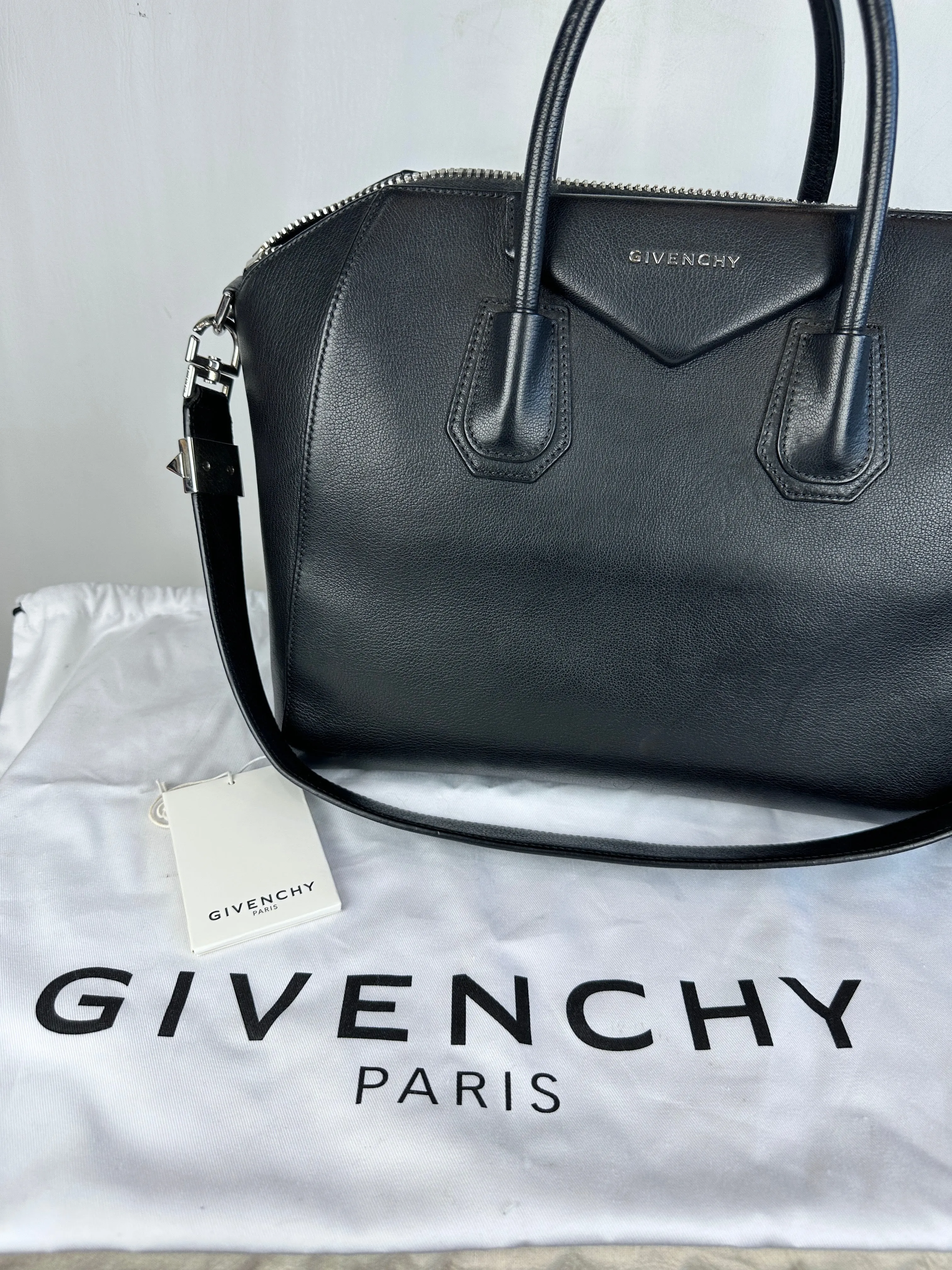 GIVENCHY Medium Antigona Bag  Made in Italy MPB0166